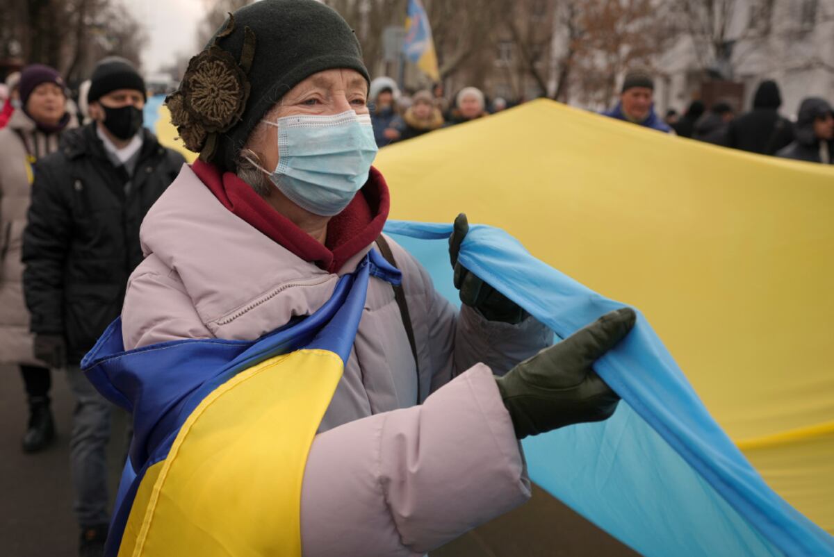 Los ucranianos desafiaron la presión de Moscú con una demostración nacional de unidad ondeando la bandera. (Foto / AP)