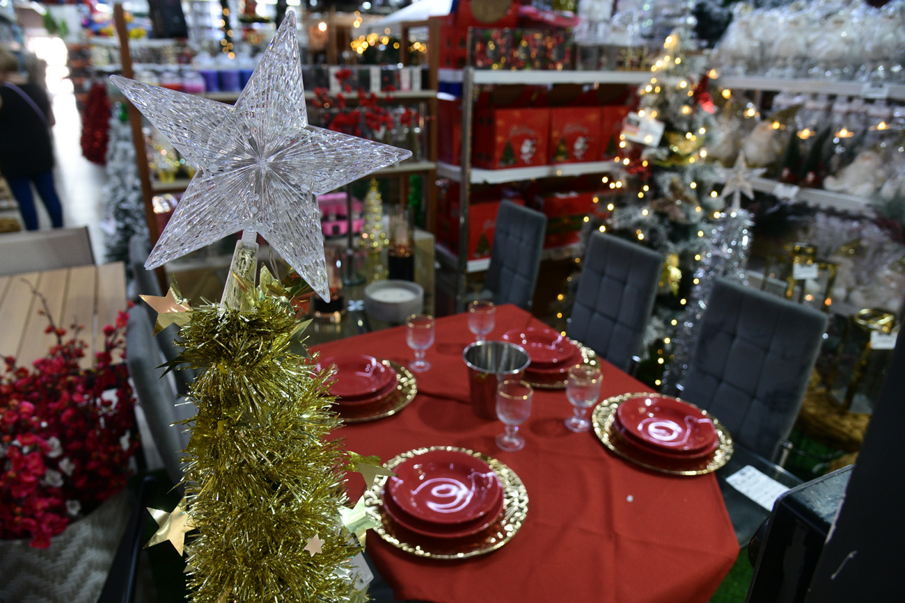 Cuánto cuesta armar el arbolito, productos navideños . rio shop Ramiro Pereyra /LVI