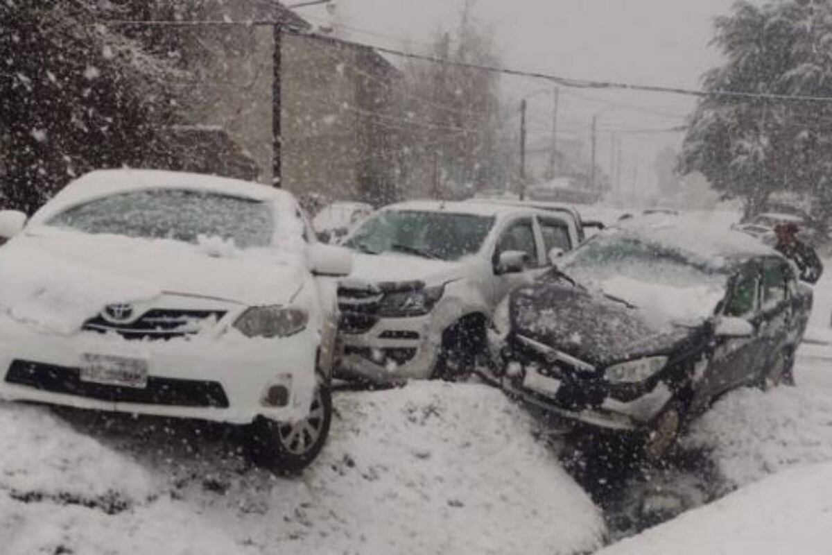 Las primeras nevadas sorprendieron a los conductores, que protagonizaron sendos accidentes. (Internet)