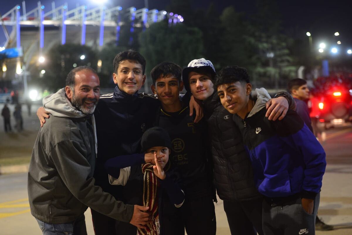 Las y los Cara 'e Cancha de Talleres en la previa del partido con Vélez por la Copa Libertadores. (Facundo Luque y Javier Ferreyra)