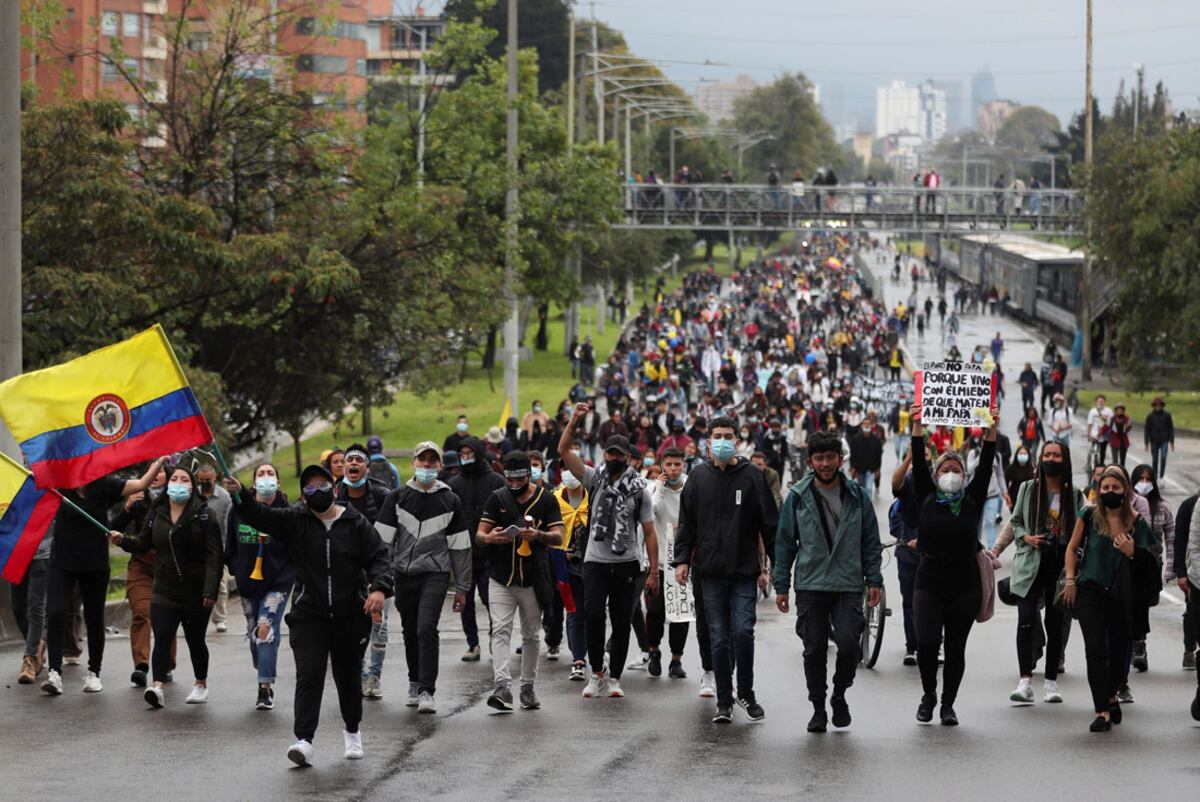 Los jóvenes marchan en la primera y en la segunda línea de las protestas en Colombia (AP).