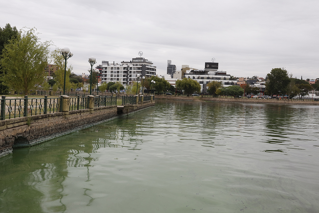 Lago San Roque, en Villa Carlos Paz. Por estos días, otra vez, las algas lo tiñen de verde. (La Voz)