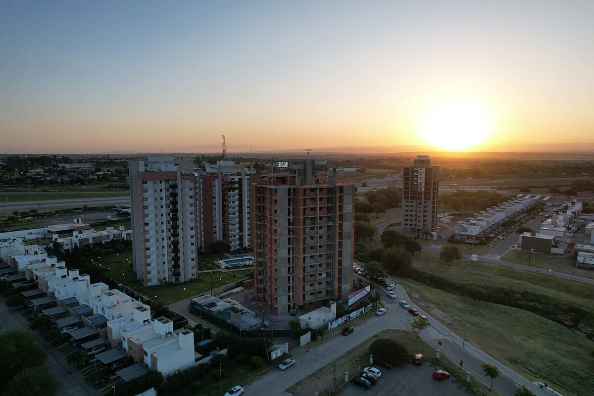La obra de Mistol, la tercera y última torre de Pilares de Manantiales, está en la etapa de terminaciones.