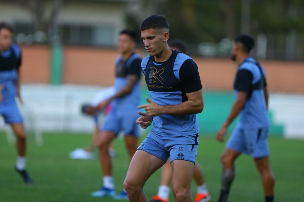 El plantel de Belgrano en Santa Cruz de la Sierra, Bolivia, esperando el partido ante Real Tomayapo por la tercera fecha de la Copa Sudamericana. (Prensa Belgrano)