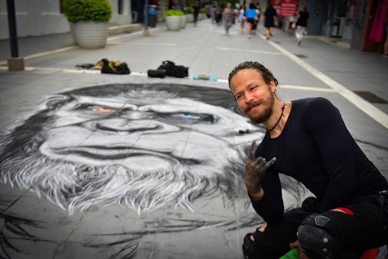 Siete, el artista colombiano que dibuja en la peatonal. Fotogrofías de José Gabriel Hernández en el centro de la ciudad. Dibuja con carbón y tiza. (José Gabriel Hernández / La Voz)