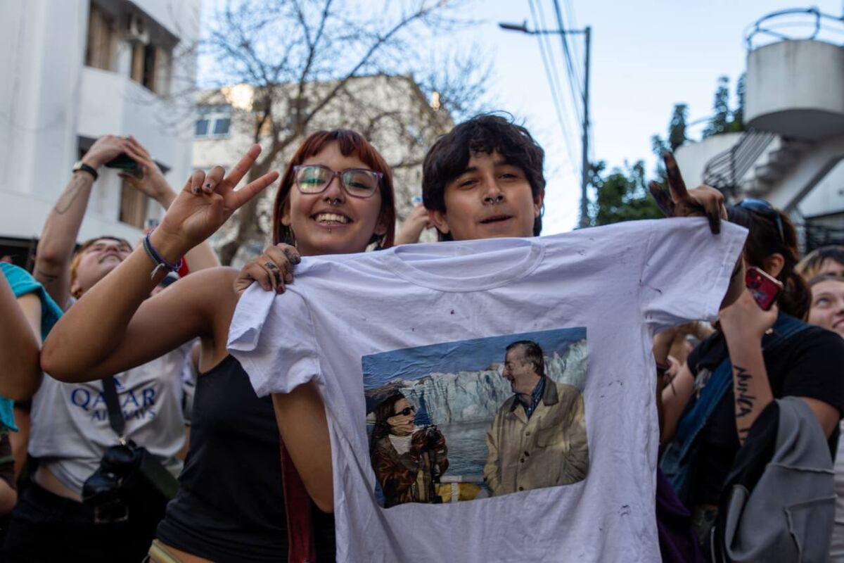 Manifestación por la Noche de los Lapices frente al balcón de Cristina Kirchner. (Gentileza)