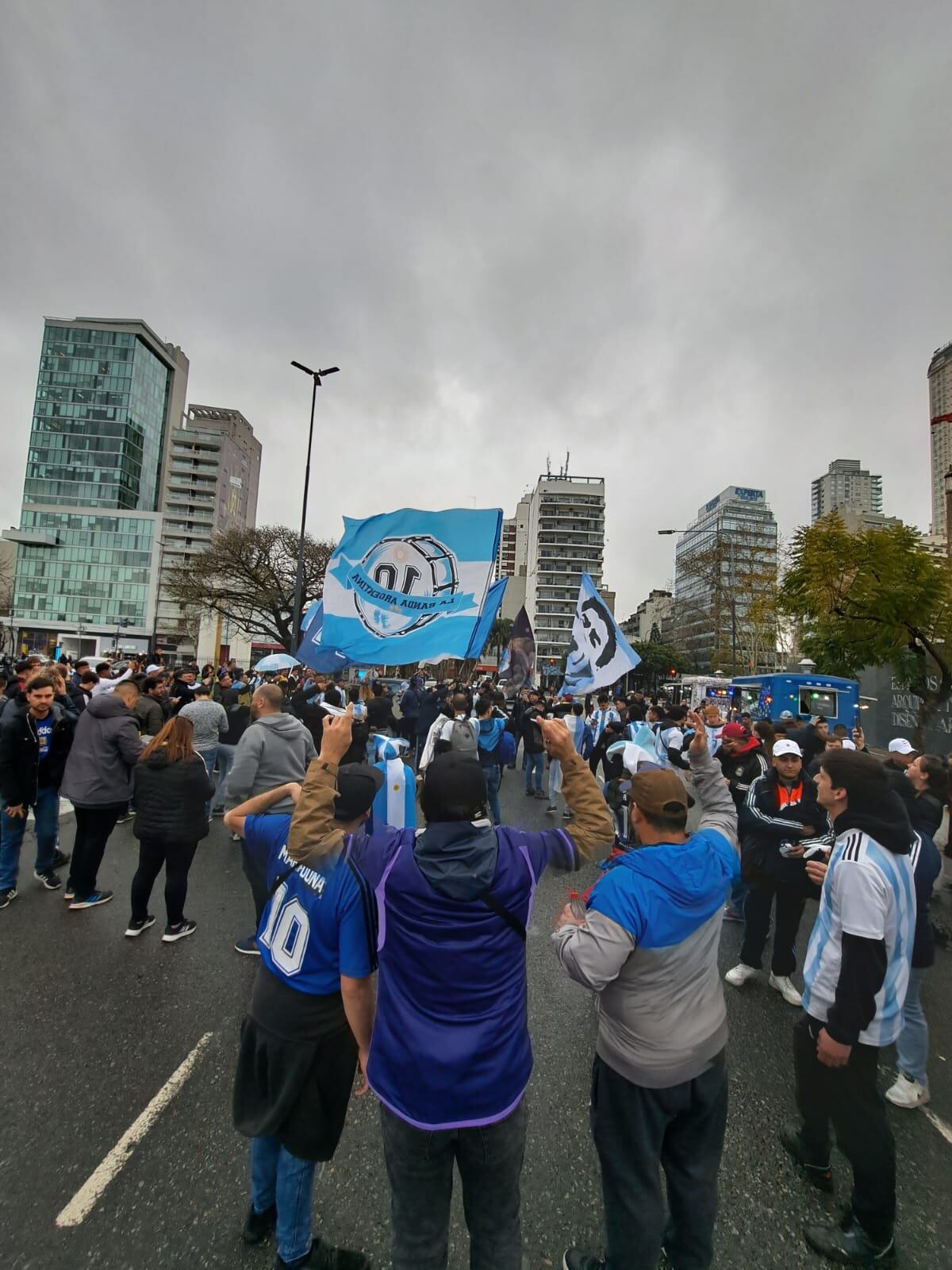 Hinchas de la selección argentina en la previa del partido con Ecuador por las eliminatorias. (La Voz)