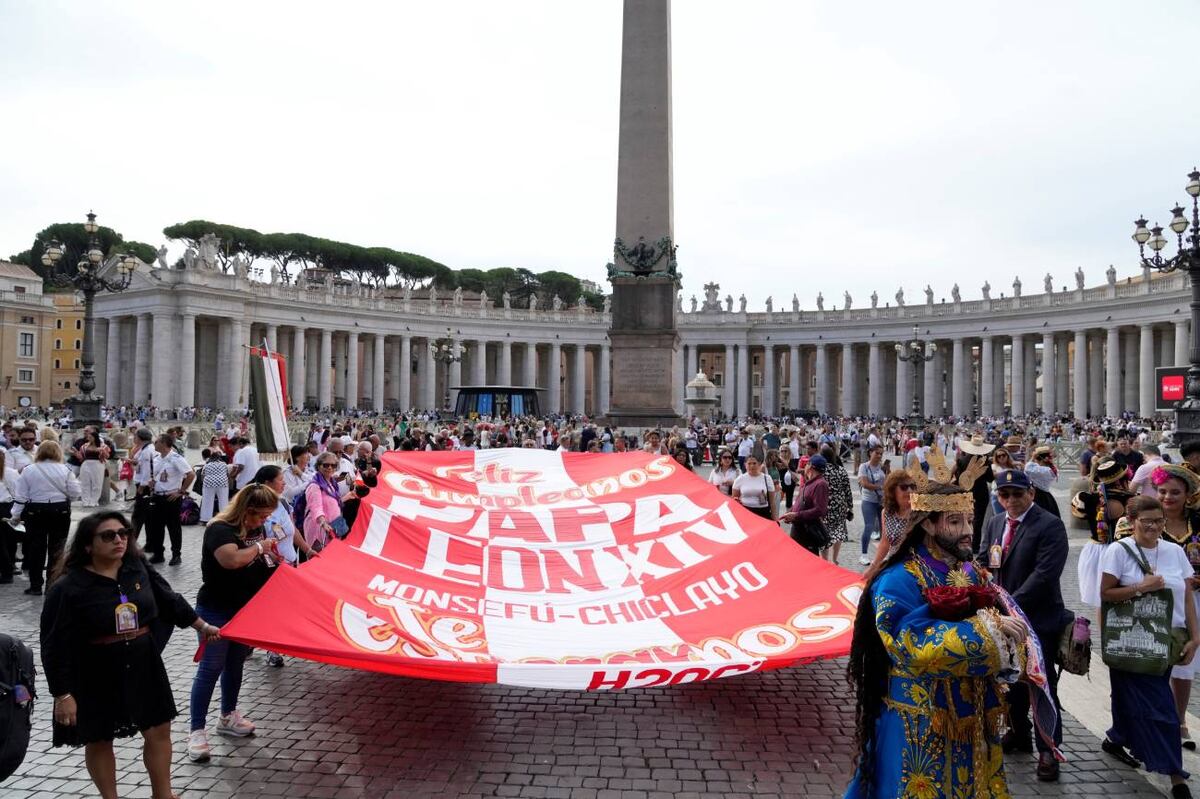 Fieles que visitan la plaza de San Pedro desde Perú, para saludar al papa León XIV en su cumpleaños. (AP / Gregorio Borgia)