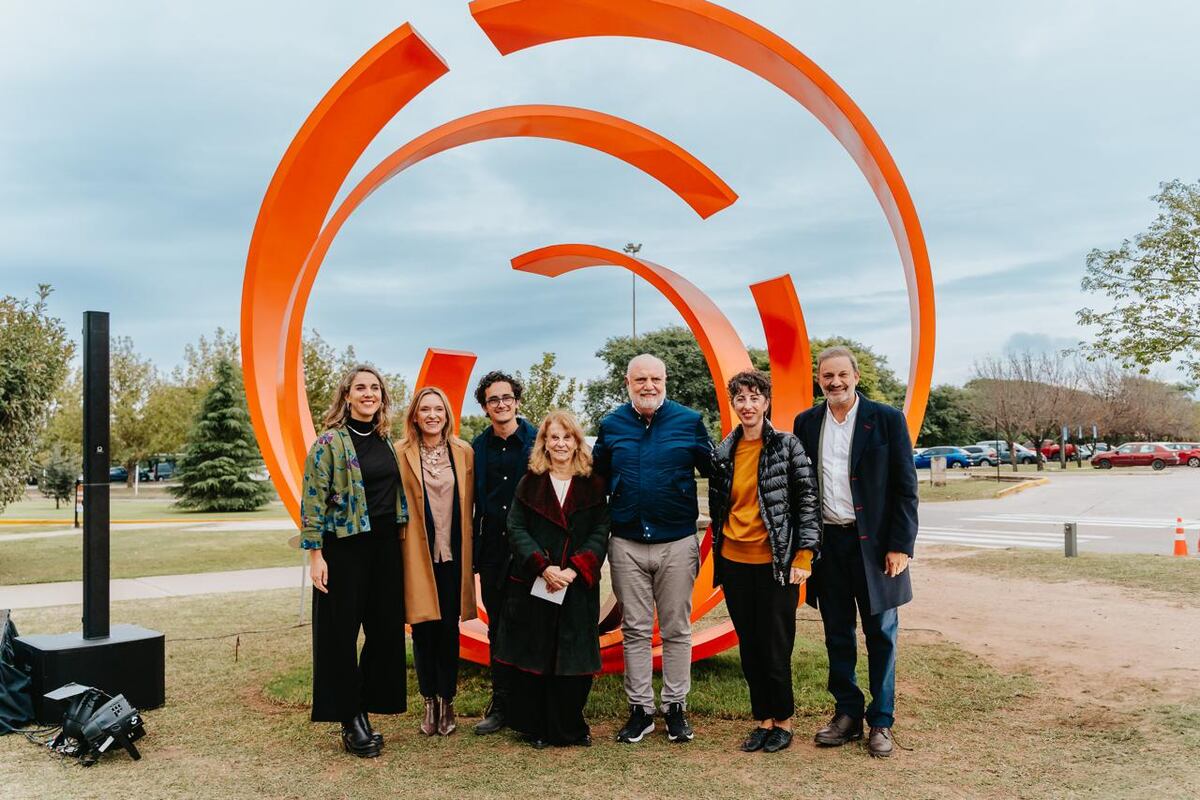 Artistas y autoridades de la Universidad Siglo 21 junto a la obra "La negación de lo perfecto" (Prensa UE Siglo 21).