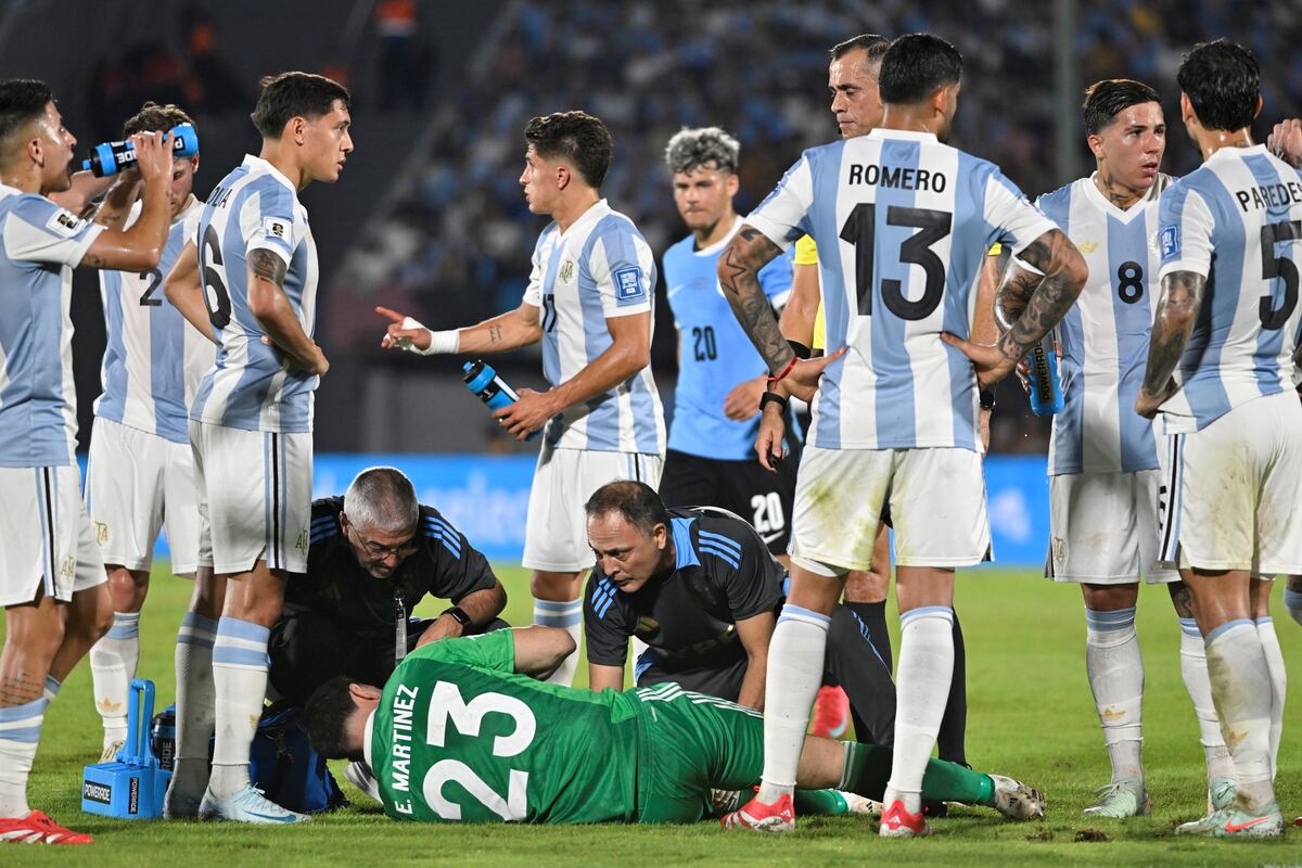 El momento del choque de Martínez y Tagliafico. (AP).