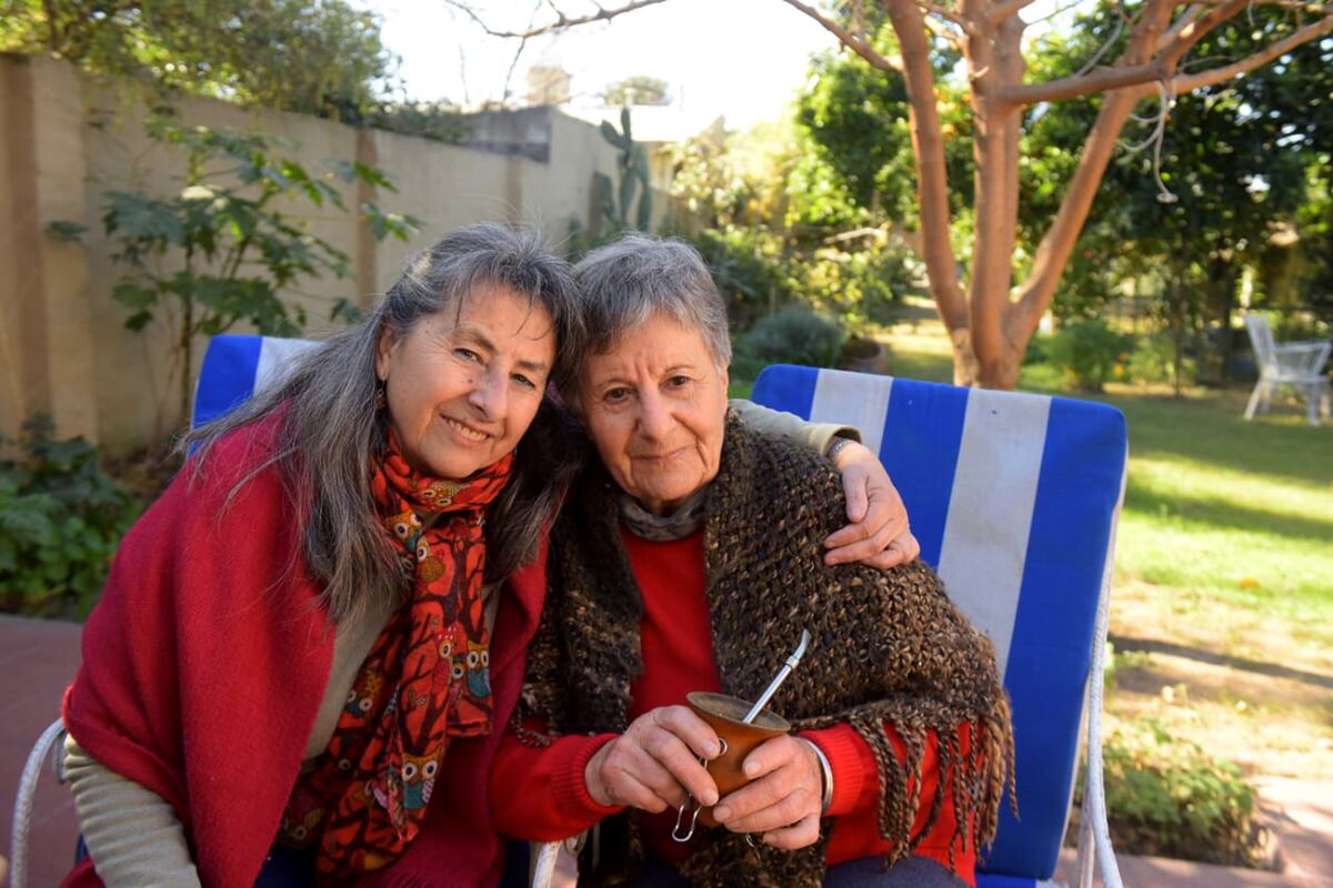 Los desafíos de acompañar a los padres en la vejez. Liliana (48) y su mamá Belquis (67). (José Hernández/La Voz)