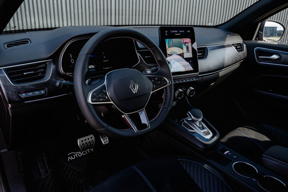 El interior es muy moderno e incorpora una gran pantalla vertical, equipo de sonido premium y asientos eléctricos calefaccionados.