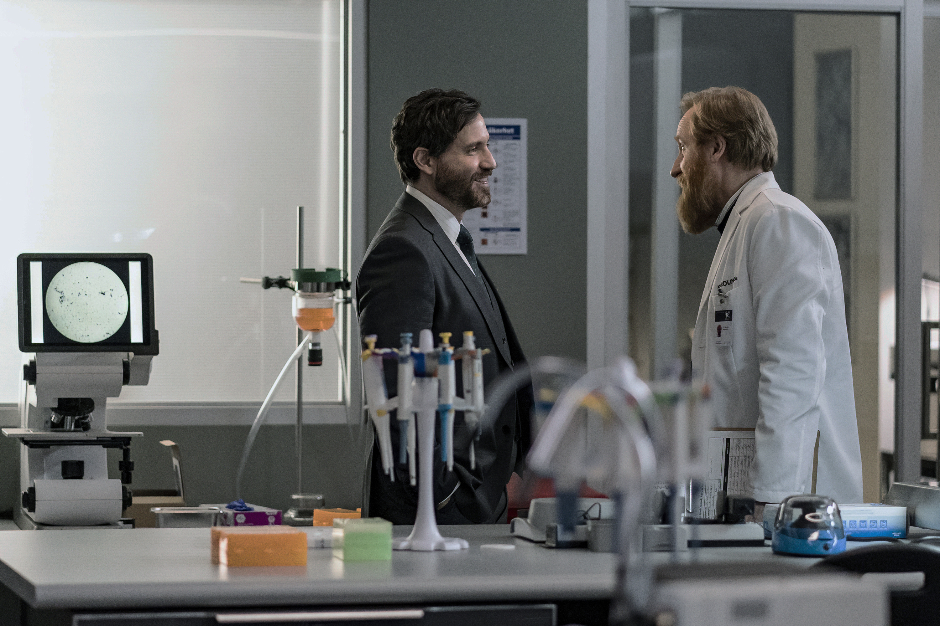 DR. DEATH - Gustaf Hammarsten como el Dr. Svensson y Edgar Ramírez como el Dr. Paolo Macchiarini (Foto: Scott McDermott/PEACOCK)