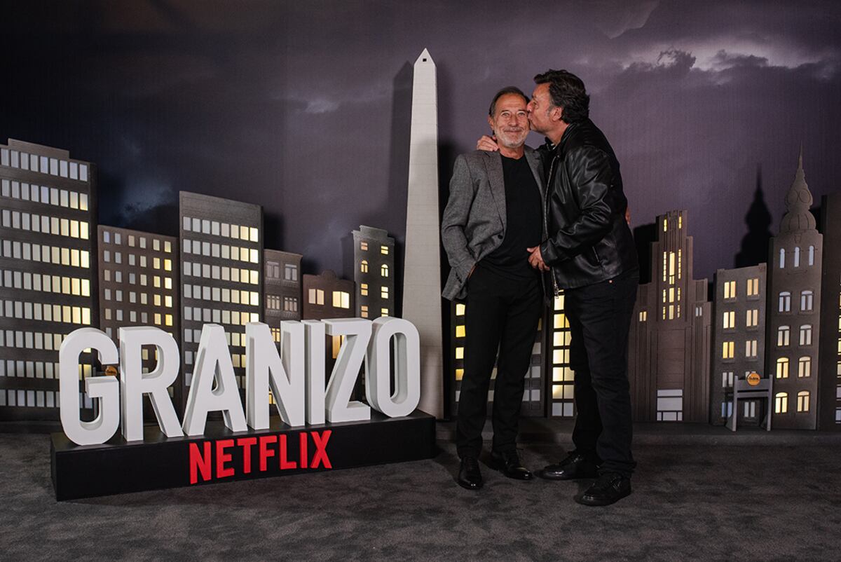 El actor Guillermo Francella y el director de la película, Marcos Carnevale, que nació en Inriville, Córdoba. (Netflix)
 