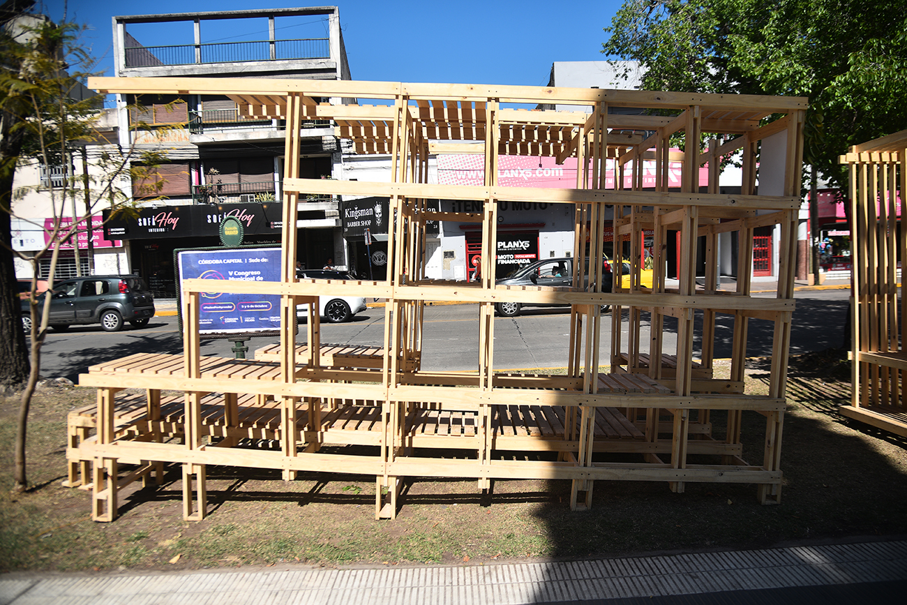 Estructuras de madera sobre la avenida Castro Barros . (Pedro Castillo / La Voz)