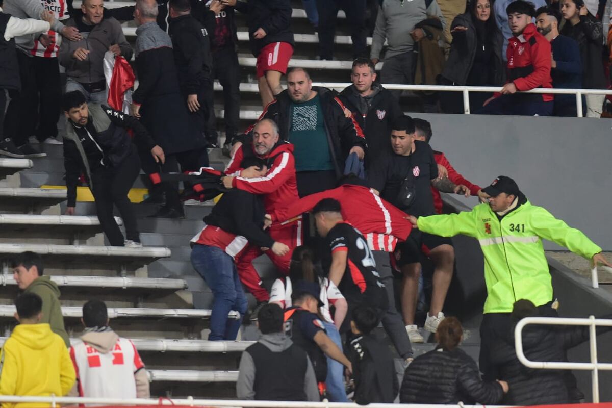 Peleas entre hinchas de Instituto en la platea Ardiles. (José Gabriel Hernández / La Voz)
