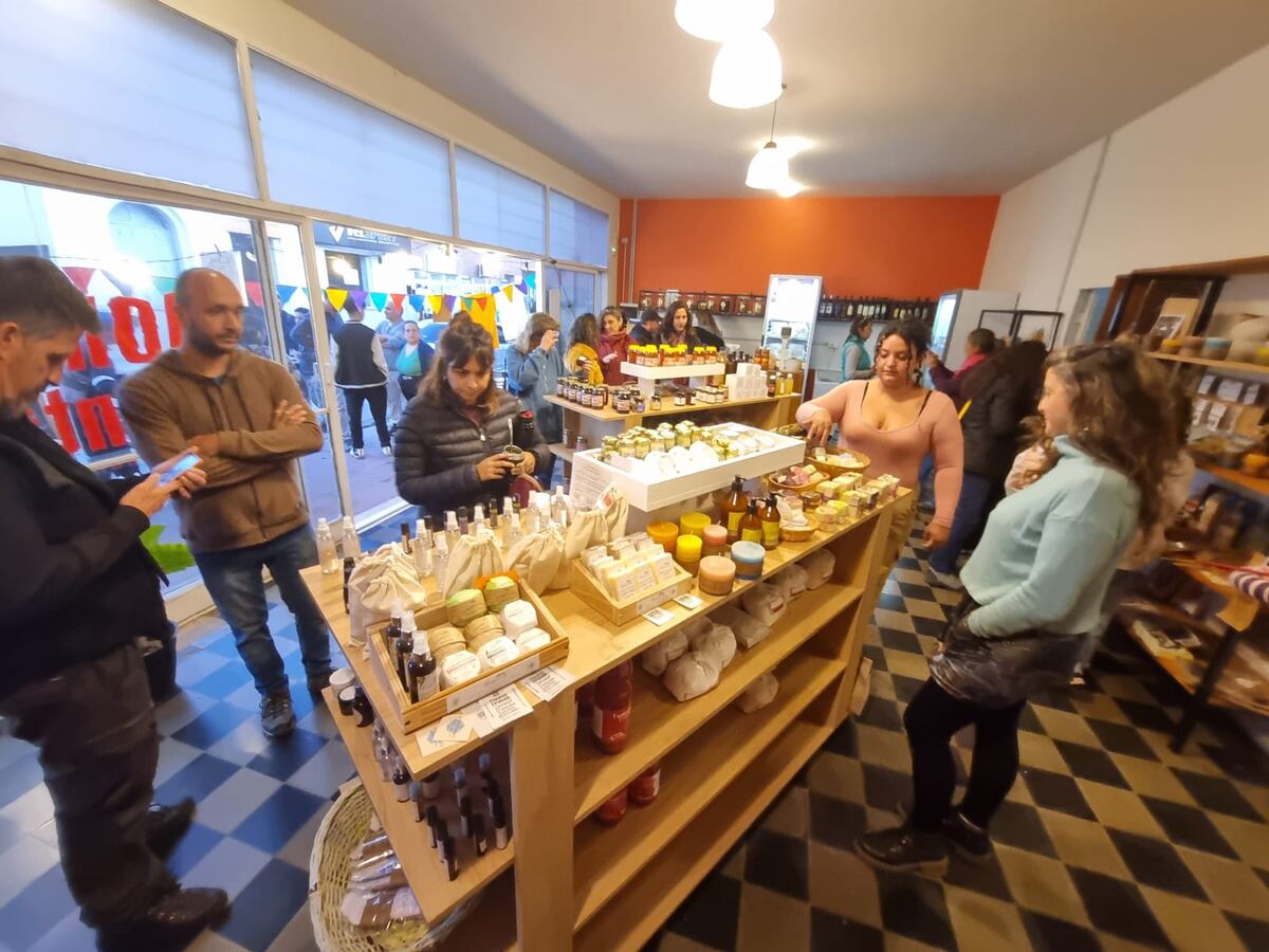 Monte adentro: el local de Villa Dolores que une a pequeños productores rurales y artesanos de la región (La Voz)
