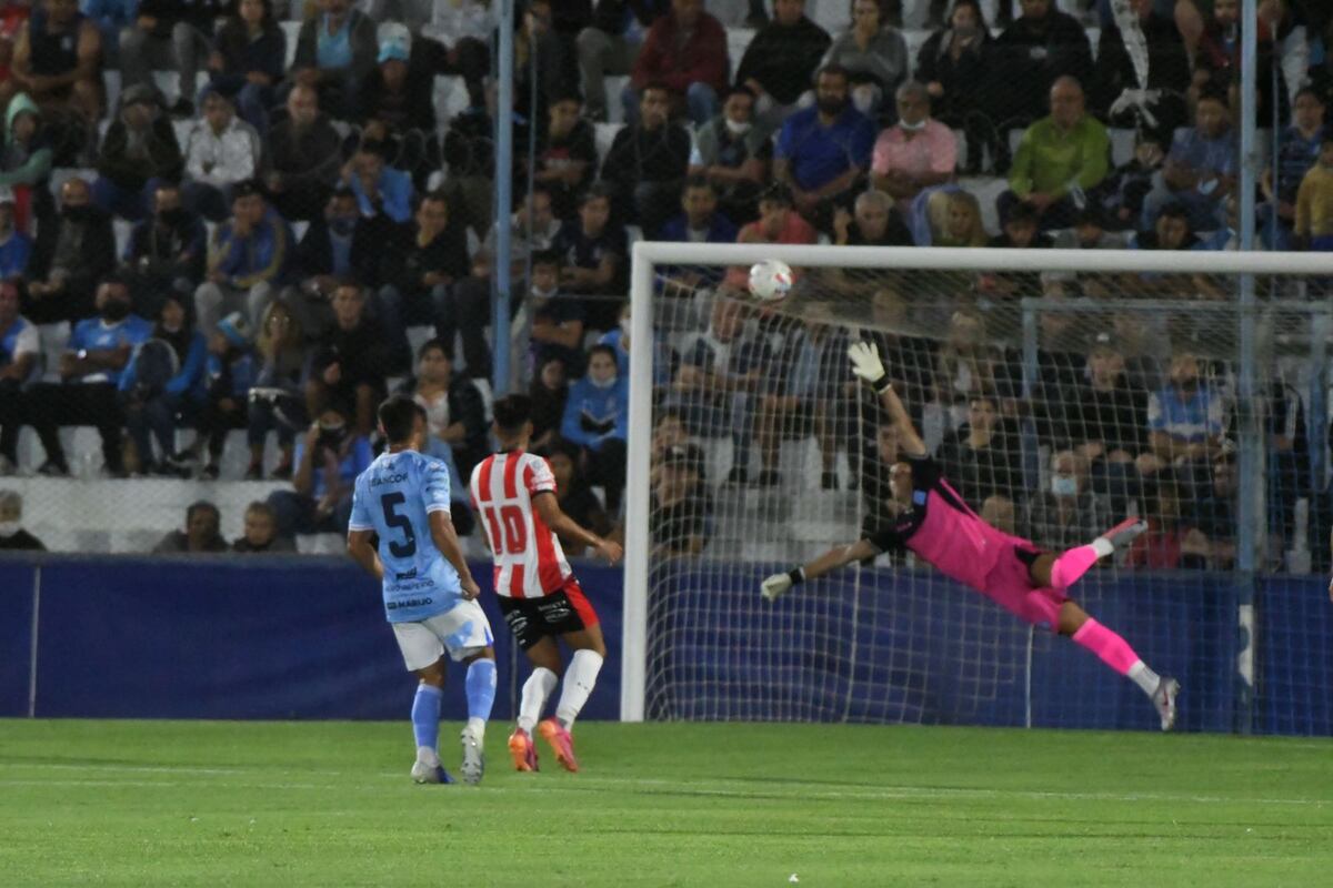 Graciani ya sacó su remate que va a estallar en el travesaño. Fue un aviso. (foto: Tomy Fragueiro).