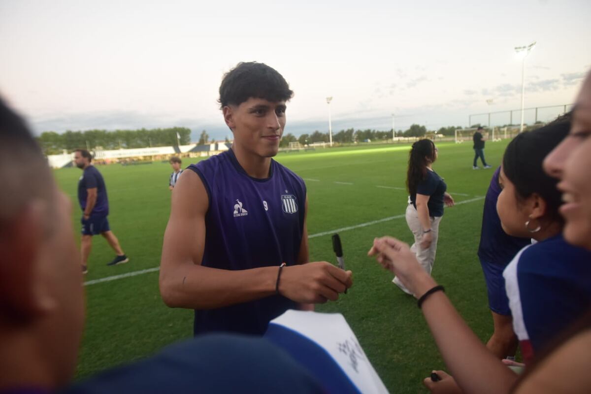 Talleres: el entrenamiento abierto reforzó el vínculo entre el plantel y su gente, en una tarde marcada por el viento y el aliento constante. (Javier Ferreyra / La Voz)