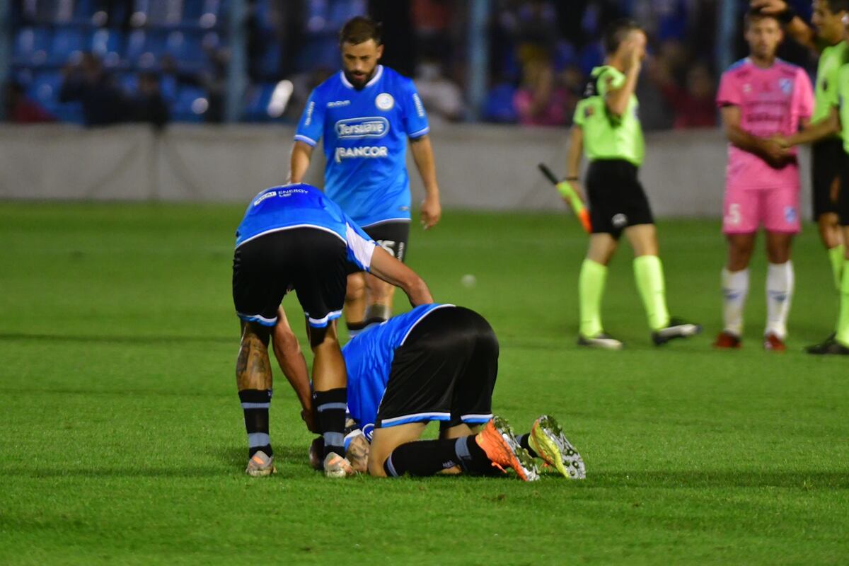 Pablo Vegetti, delantero de Belgrano, llorando al final del partido con Temperley. La B perdió y se complicó en su chance de ascenso. (Federico López Claro)