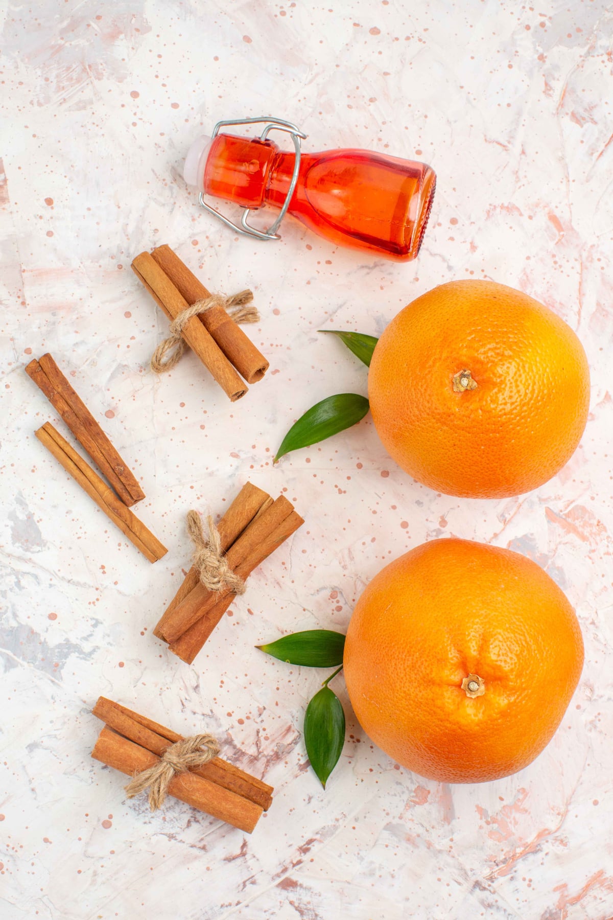Al calentar estos dos ingredientes a fuego lento, la mezcla desprende un aroma cálido y afrutado que ayuda a refrescar el ambiente de manera natural. (Freepik)