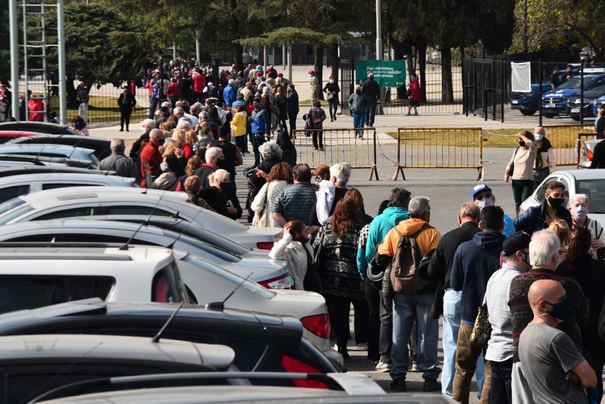 Gran cantidad de gente en vacunatorio que funciona en el Centro de Convenciones Córdoba, Feriar. (Pedro Castillo/La Voz)
