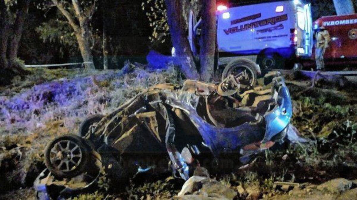 Paraná. Así quedó el 206 tras el vuelco (Foto diario Uno).