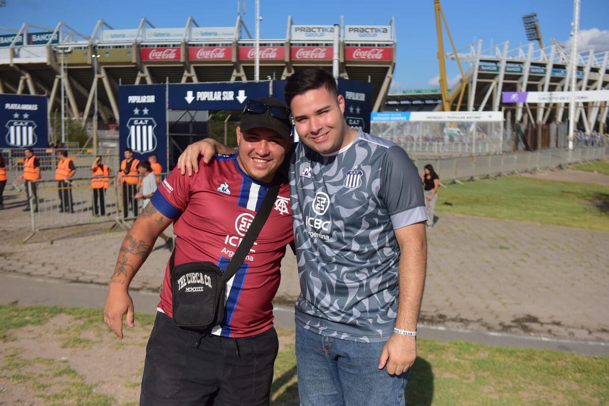 Talleres y sus hinchas en la previa del partido ante Gimnasia de Mendoza, por la fecha 5 del Torneo Apertura. (Nicolás Bravo / La Voz).