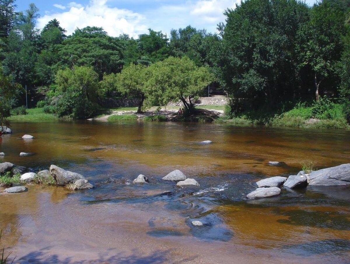 Río, mates y facturas. Nada mejor que pasar la tarde rodeado del canto de los pajaros y el sonido del agua que fluye en Villa Icho Cruz. (Gentileza: Agencia Córdoba Turismo)