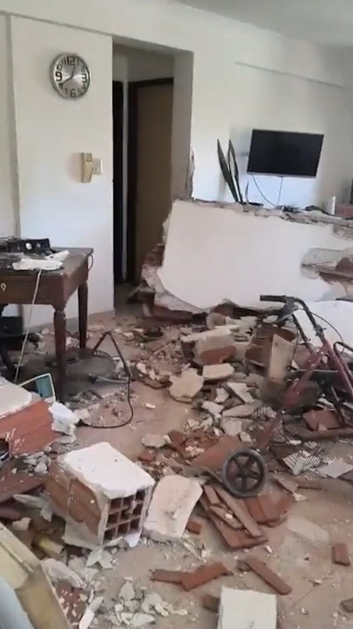 Impactante explosión en un edificio de Neuquén: volaron techos, paredes y una mujer resultó herida