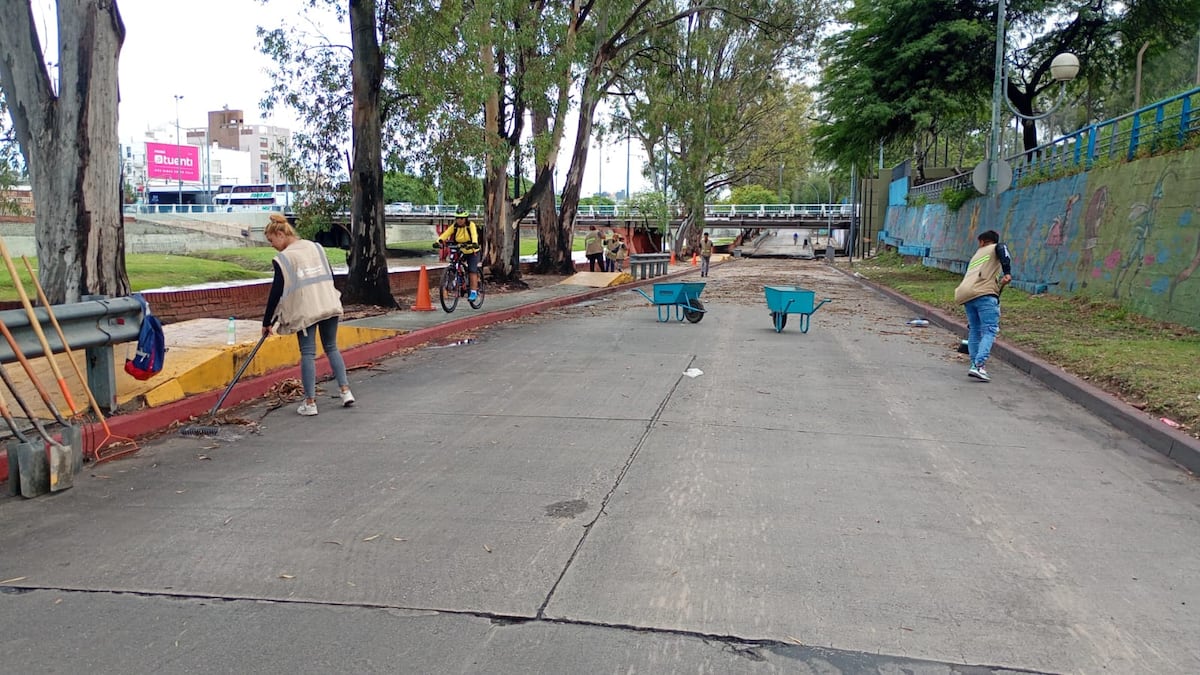 Servidores urbanos municipales trabajan en la limpieza de Costanera. (Municipalidad de Córdoba)