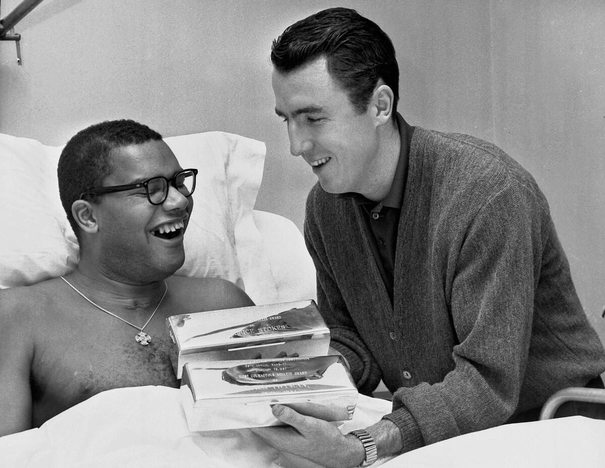 Maurice Stokes recibe la visita de Jack Twyman, en el hospital. Twyman se hizo cargo de los gastos médicos de su compañero, que perdió el habla y la motricidad por un golpe en la cabeza, en un partido.