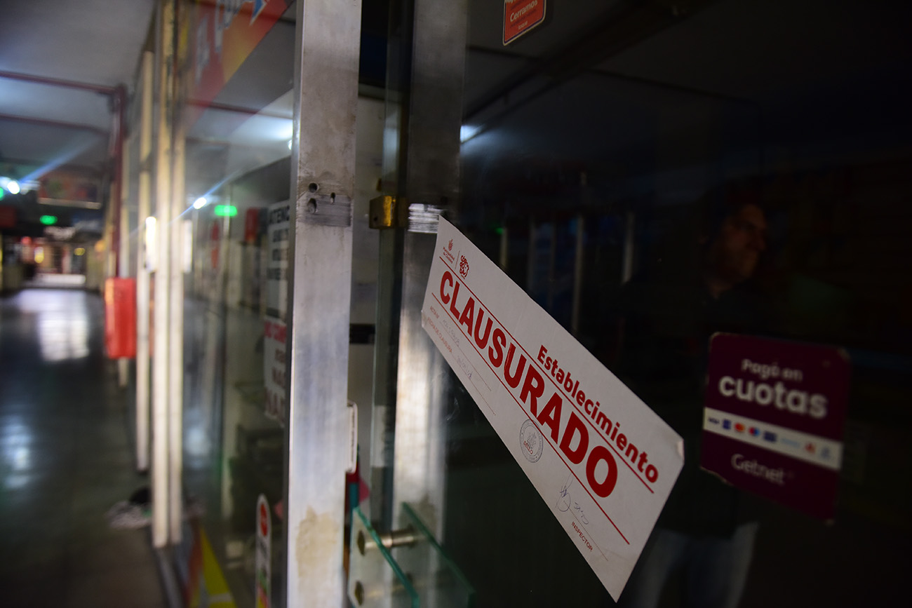 Galería Norte clausurada cerrada . comerciantes trabajan en la calle reparando celulares . (José Gabriel Hernández / La Voz)