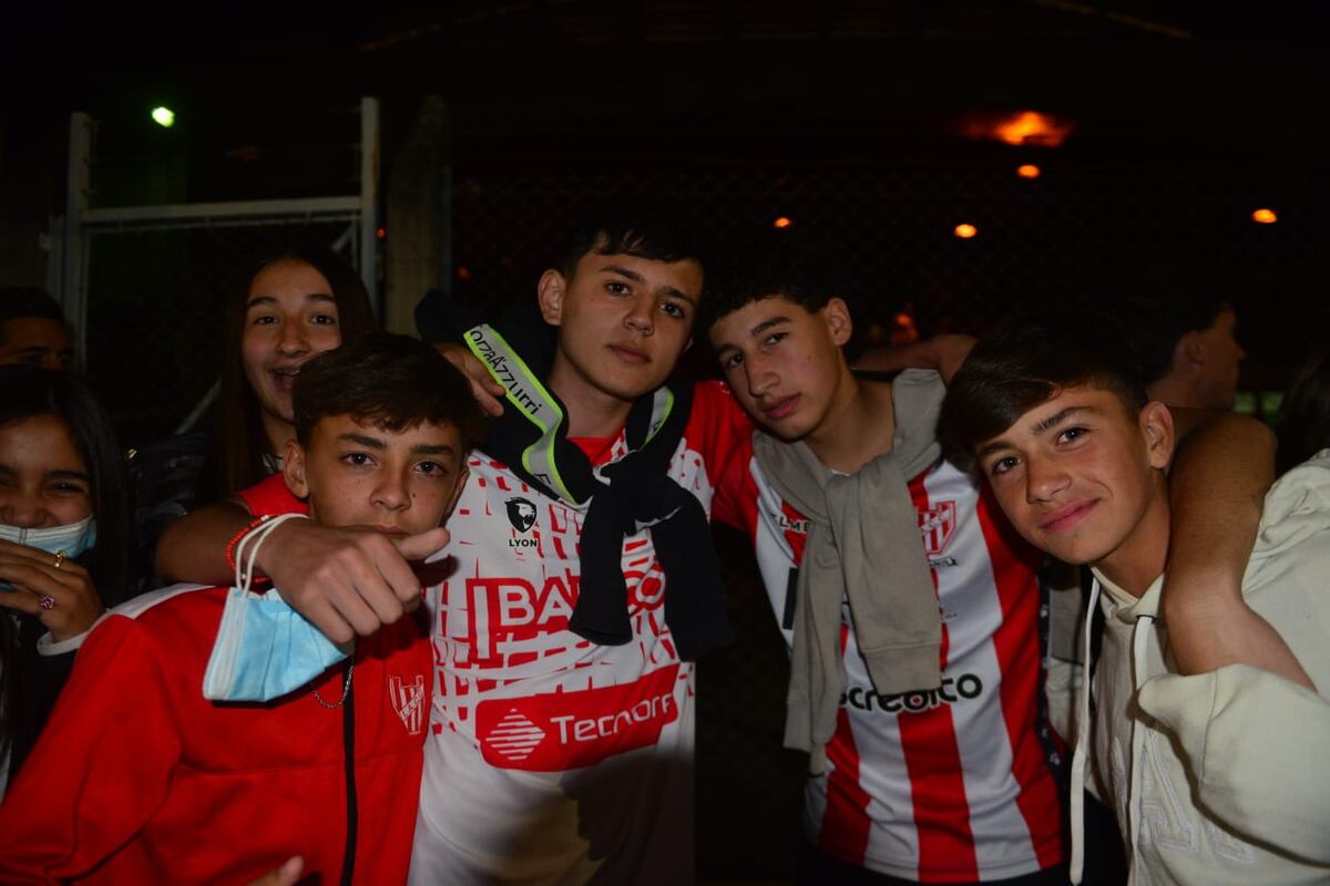 Los hinchas de Instituto y Atenas le pusieron color y calor al clásico (Foto: Javier Ferreyra).
