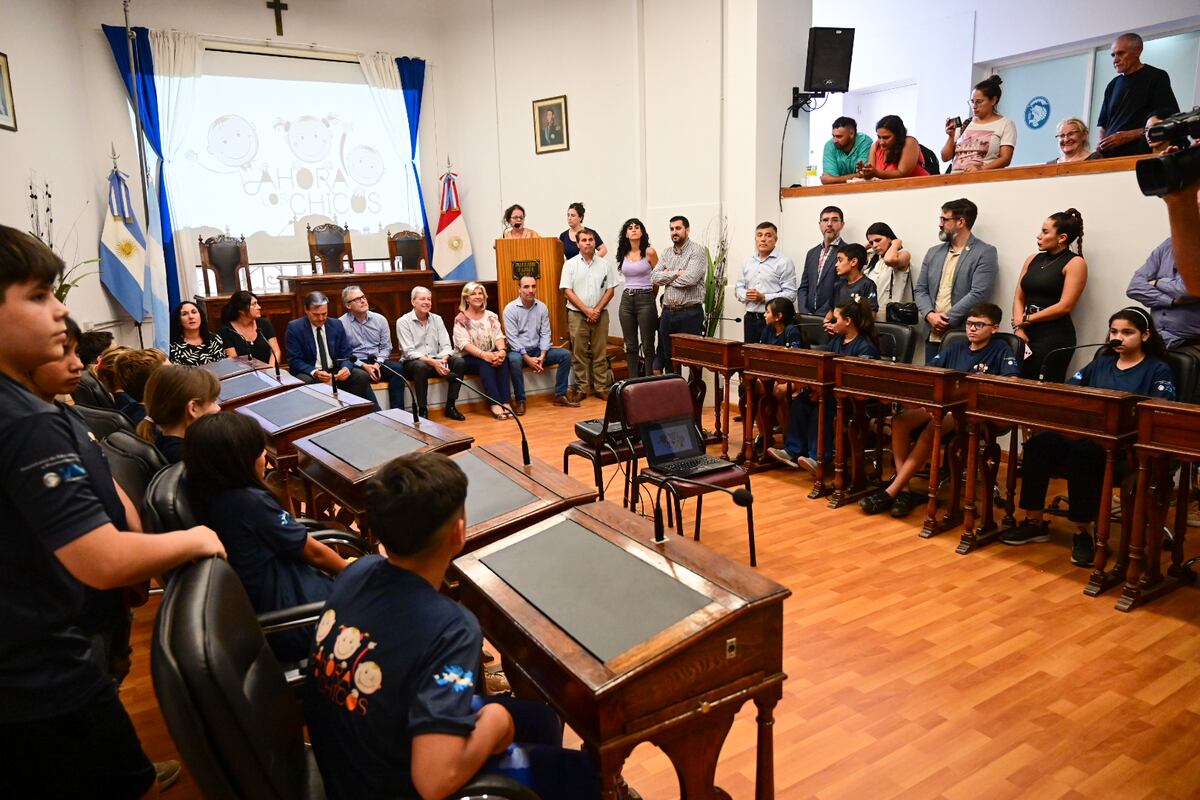 Asumieron los nuevos intendente y vice de los niños y niñas de Villa María (La Voz)