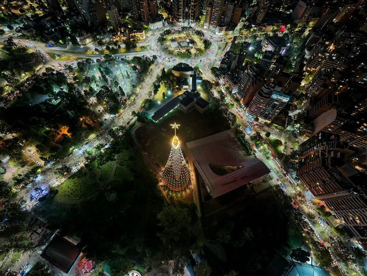 En fotos y videos, así se ve el arbolito de Navidad gigante de Córdoba. (Prensa Gobierno)
