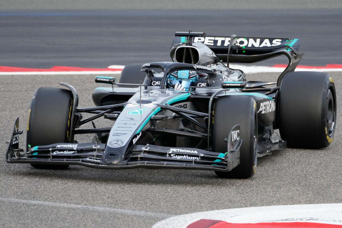El piloto de Mercedes George Russell durante la pretemporada de la F1 en el circuito de Sakhi. (AP)