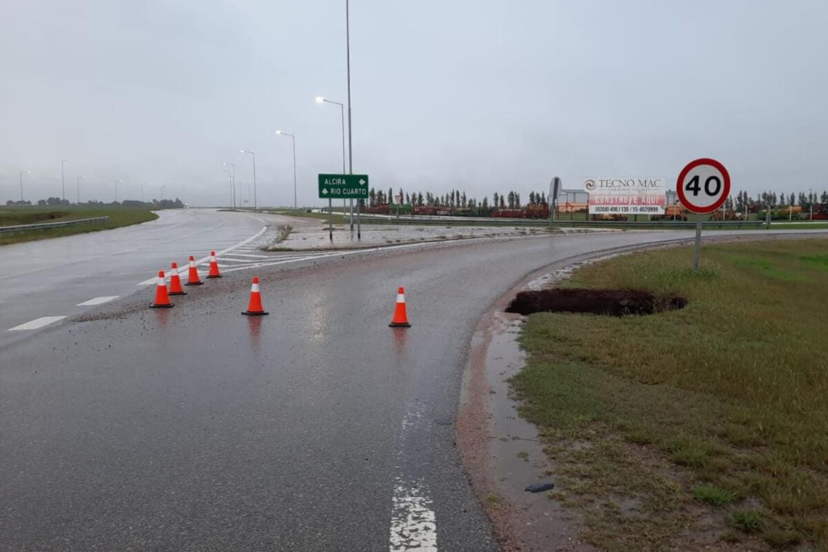 Precaución. El hueco que se abrió a raíz de la intensa lluvia (Policía Río Cuarto).