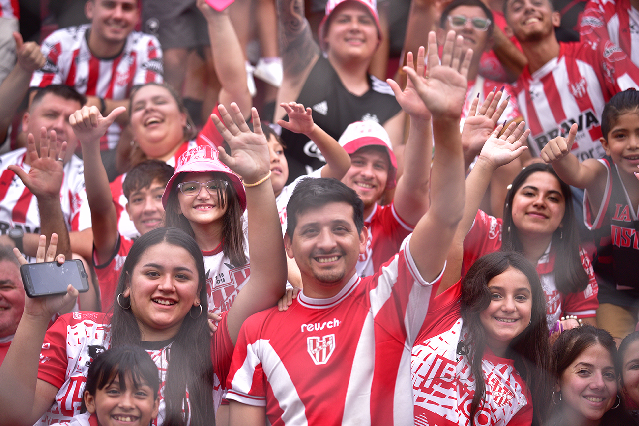 Fotos de hinchas de Instituto en el estadio Monumental en el partido ante Sarmiento de Junín para la Liga Profesional. (Ramiro Pereyra)