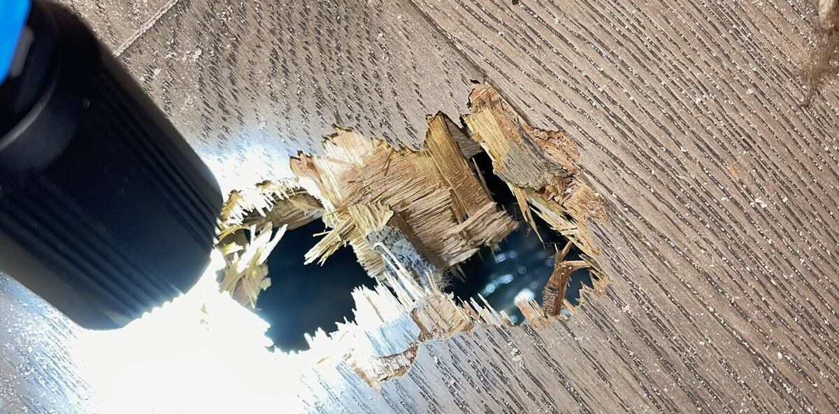El objeto cilíndrico atravesó el techo y el segundo piso y dejó un agujero en el piso de la casa. (X: @Alejandro0tero)