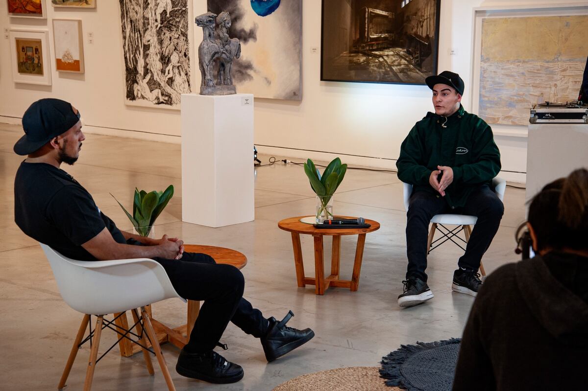 DeivBeat y Lewan, en situación de entrevista y en pleno Museo Caraffa. (Agencia Córdoba Cultura)
