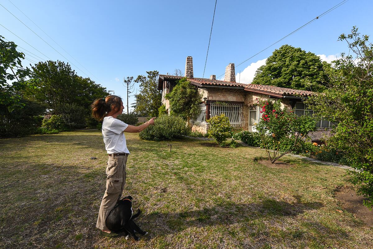 La Falda. La denunciante, en su casa. Reclaman que un vecino tira agroquimicos a su terreno en barrio Villa Edén. (La Voz)