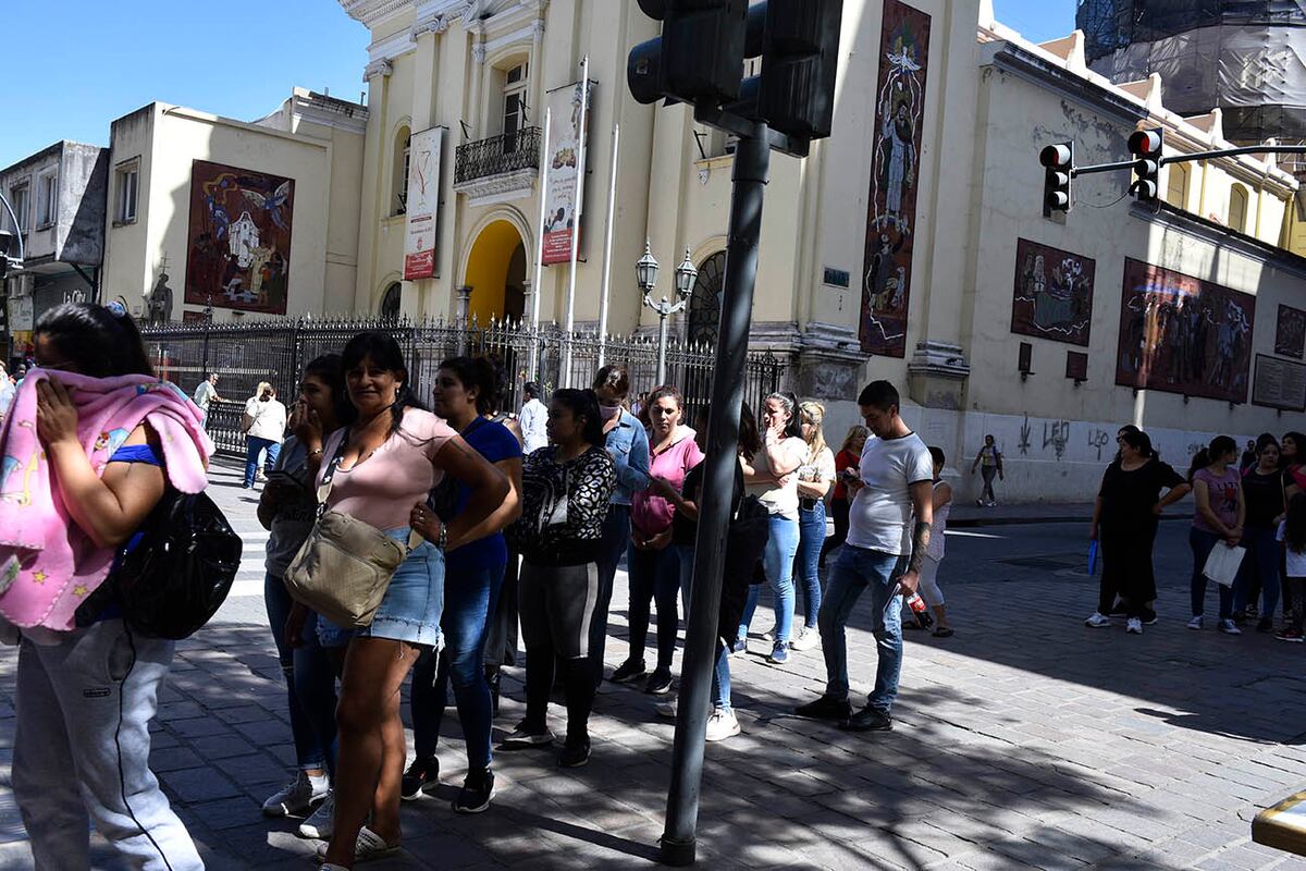 Largas filas en Anses. Este jueves vence el plazo para que beneficiarios de AUH entreguen libretas. (José Gabriel Hernández / La Voz)