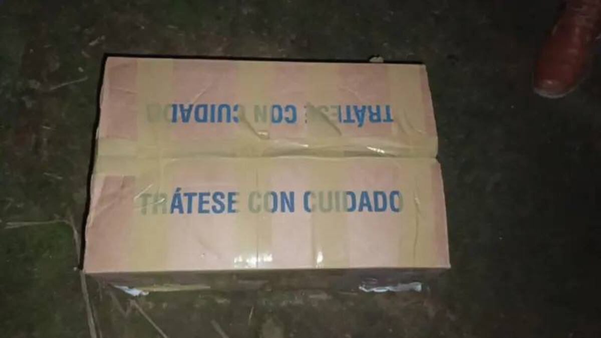 La caja de cartón cerrada con cinta y con un mensaje en azul que dice "Trátese con cuidado". (Foto: comunidad Kaiptach)