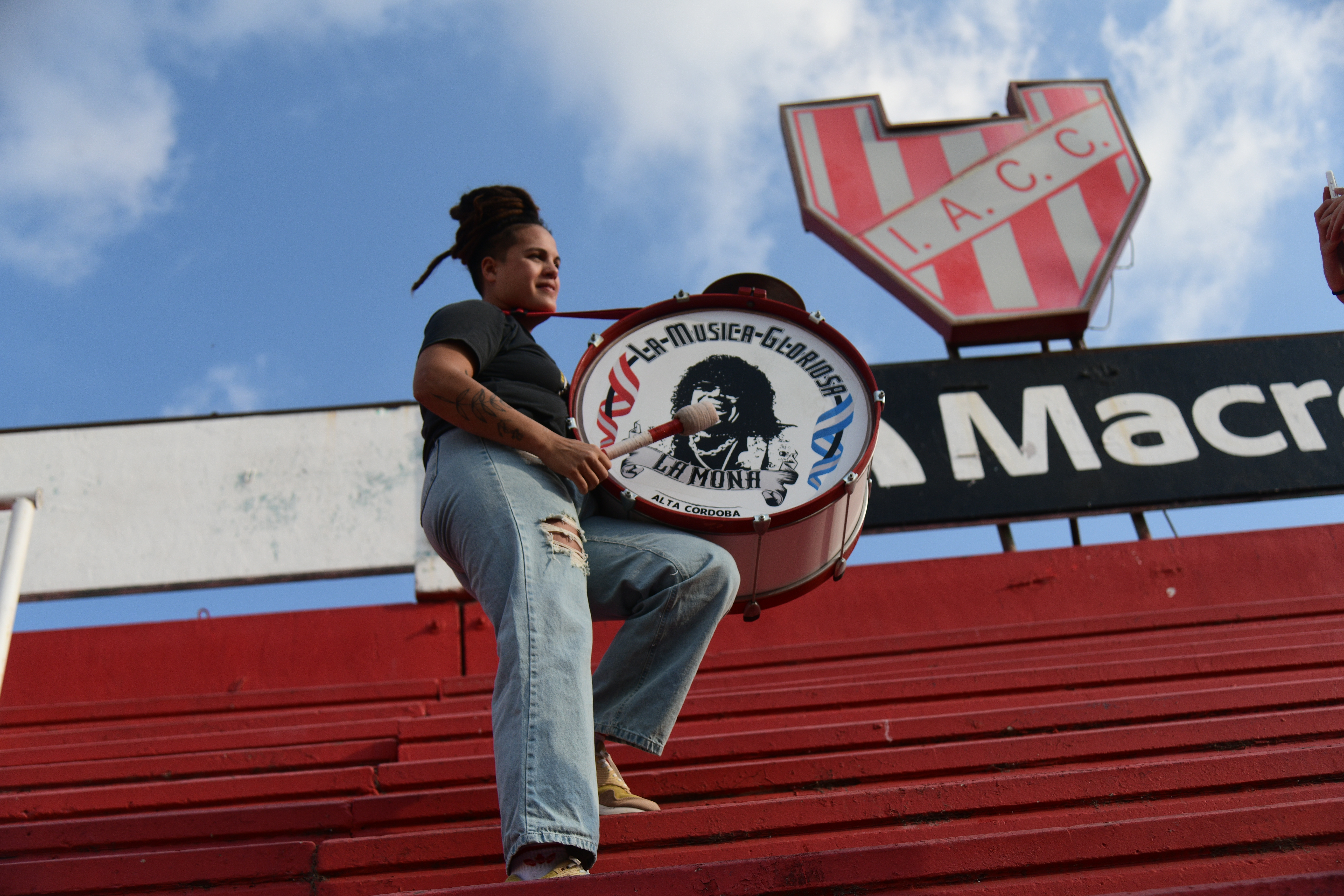 Gime Cortez, la hincha de Instituto que toca el bombo en la tribuna de Instituto. (Javier Ferreyra / La Voz)
