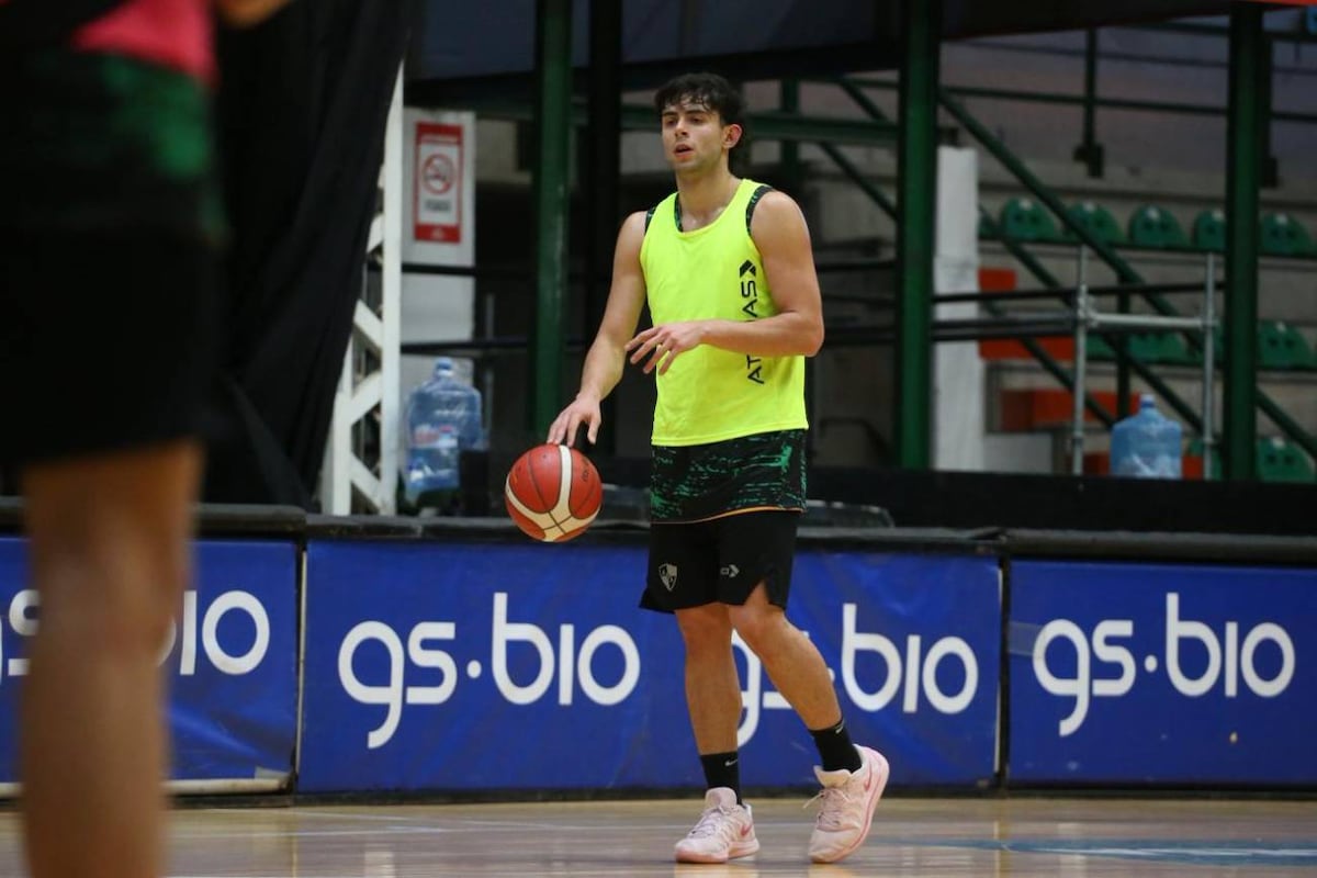 Germán Misetich, jugador juvenil de Atenas que debió ser atendido por una descompensación en la previa del partido en Chivilcoy, ante Racing. (Prensa Atenas / Ignacio Lingua)
