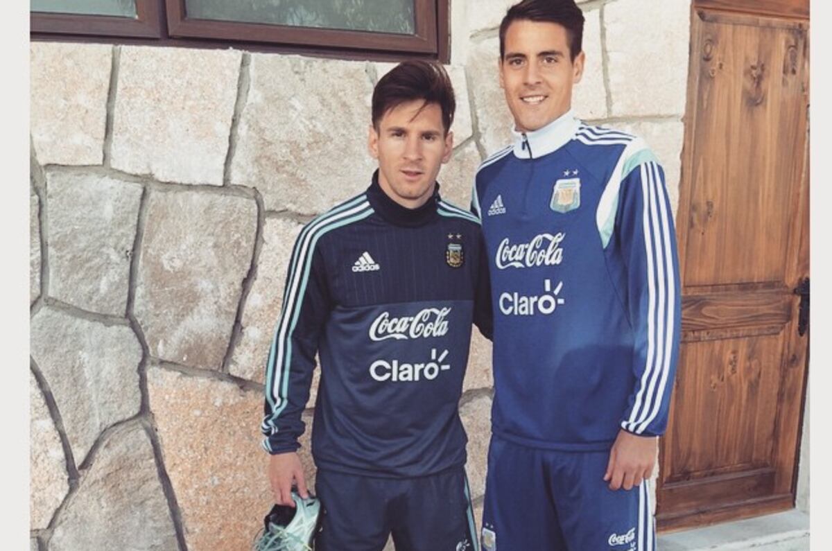 El cordobés Julián Chicco en su época de selecciones juveniles, compartiendo una práctica con Lionel Messi. (Instagram Julián Chicco).