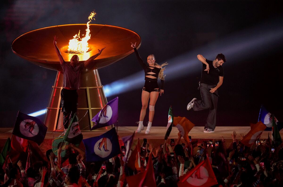 ¡Un fuego! Sebastián Yatra cantó, bailó y encendió la fiesta en Santiago 2023, iluminado por la llama panamericana. (AP)