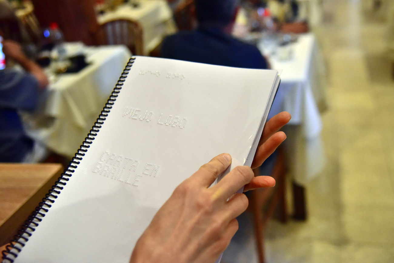 Viejo Lobo, ofrece sus menús en braille desde 2008. (Pedro Castillo / La Voz)
