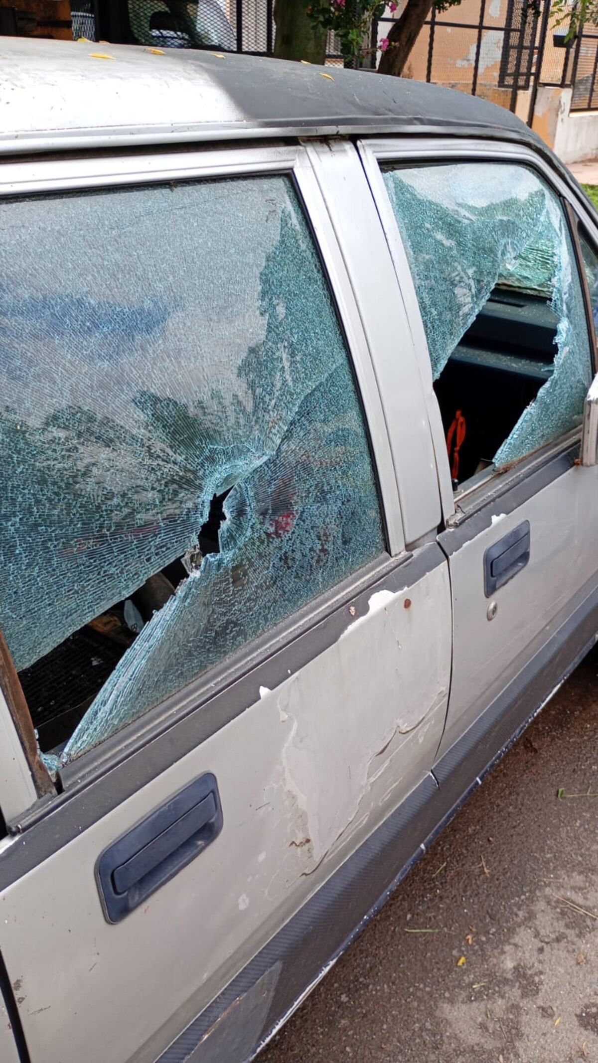Violencia. Tras la discusión, el hombre destrozó los cuatro vehículos de su padre. (Policía de Córdoba)